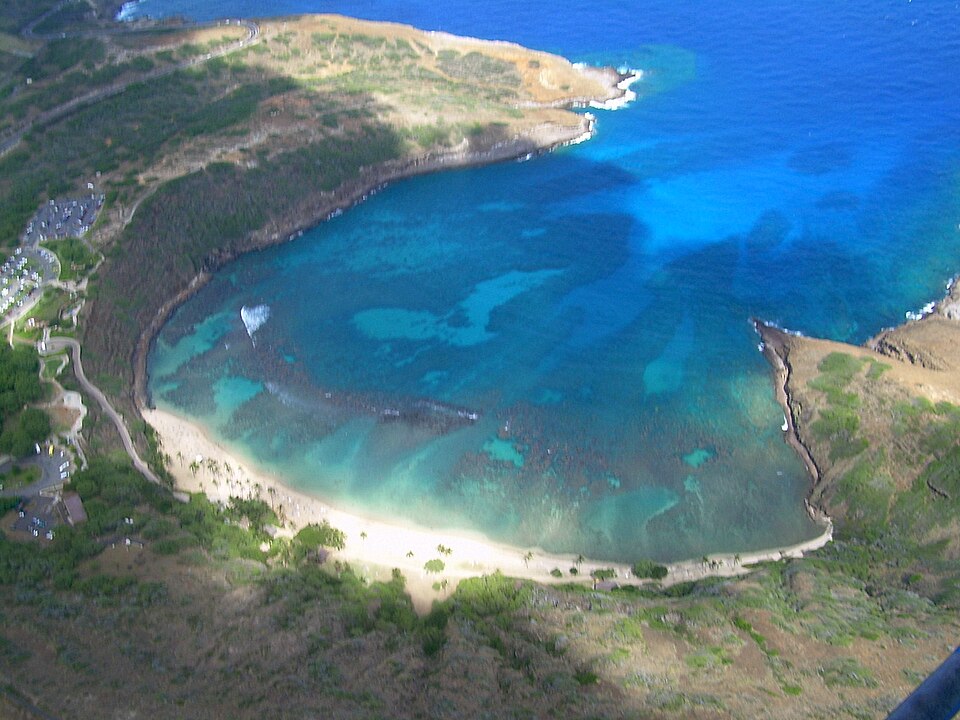  Hanauma Bay’s curved volcanic crater on Oʻahu’s southeast coast.