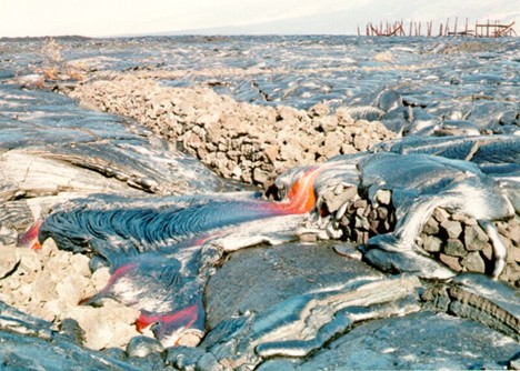 1997 lava flow from Puʻu ʻŌʻō advancing over the Wahaʻula Heiau site