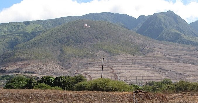 Puʻu Paʻupaʻu hillside above Lāhaināluna, with the large ‘L’ visible on the slope